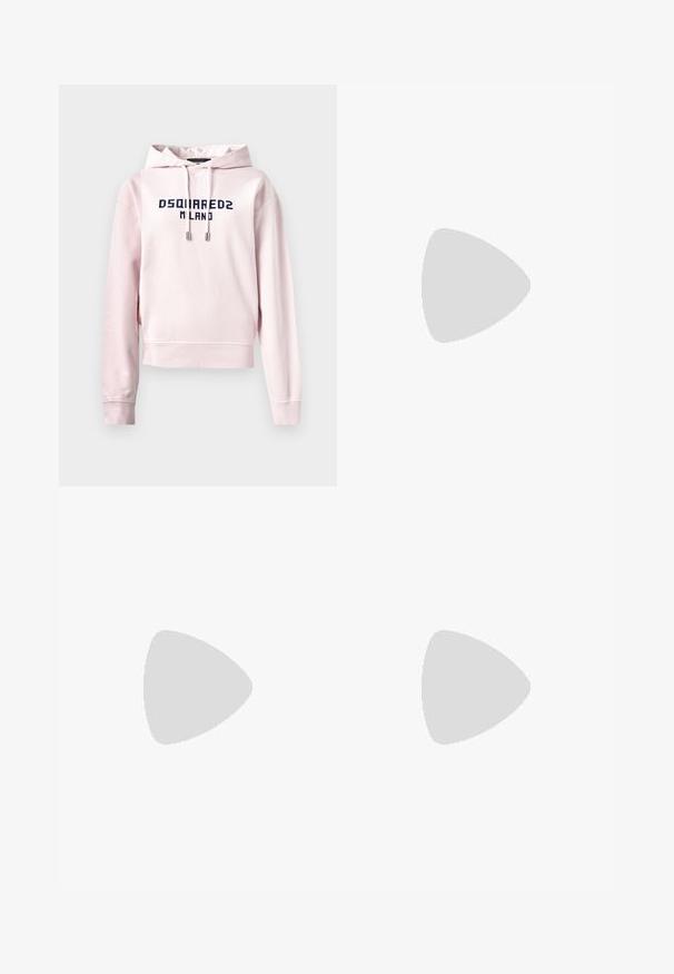 Rozā saīsinātais džemperis izgatavots no mīksta auduma, ar priekšējo grafiku jūras zilā krāsā, kurā ir rakstīts "DSQUARED2 MILANO". Mēs varam pielāgot kapuces auklu.; Baltas platfita bikses, izgatavotas no kokvilnas ar gludu tekstūru. Aprīkotas ar priekšējo pogu, rāvējslēdzēju un četru kabatu dizainu.; Bēšas augstpapēžu sandaļi ar pītas faktūras dizainu, kas ietver dekoratīvu ziedu un potītes siksnu. Kvadrātveida papēdis nodrošina stabilitāti.; Brūna teksturēta ādas plecu soma ar zelta ķēdes siksnu un atloka aizdari. Priekšpusē ir logotipa detaļa un kabata zem atloka.