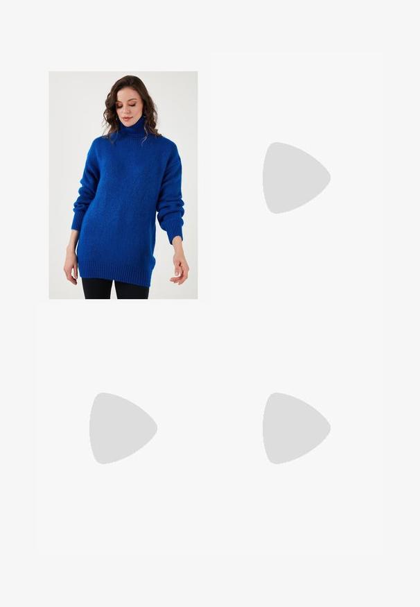 Maglione turchese a collo alto realizzato in tessuto morbido e testurizzato, con spalle scese, polsini a coste e una vestibilità ampia.; Jeans bianchi a vita alta con taglio ampio, realizzati in denim; presentano cinque tasche, rivetti in rame e chiusura con zip.; Infradito neri con due accenti di fibbia dorata, materiale dalla texture liscia, suola piatta e design minimalista.; Borsa a spalla in vernice nera con forma curvata, una tracolla, tasche frontali e dettagli in metallo argentato.