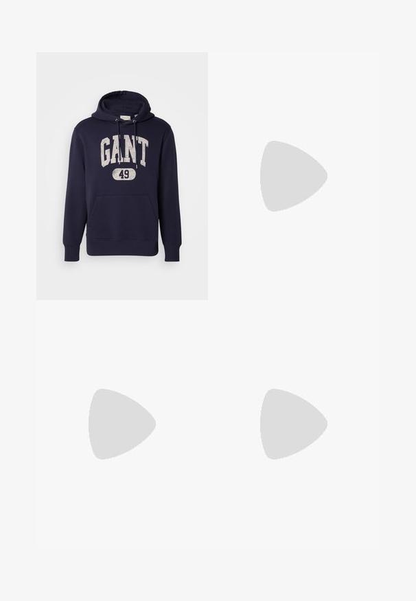 Σκούρο μπλε φούτερ με κουκούλα φτιαγμένο από βαμβακερό μείγμα. Διαθέτει μπροστινή τσ�έπη καγκουρό, υφή άσπρης εκτύπωσης "GANT 49" και κουκούλα με κορδόνι.; Λευκό πουκάμισο μακριά μανίκια με κουμπιά από βαμβάκι. Διαθέτει κλασικό γιακά, κουμπιά στα μανίκια και μικρό ναυτικό κεντημένο λογότυπο στο στήθος.; Ανοιχτό μπλε τζιν σε στενή γραμμή, με ελαφριά φθορά στους μηρούς, κλείσιμο με κουμπί μπροστά, βρόχους ζώνης και πέντε τσέπες, σε λευκό φόντο.; Γκρι αθλητικό παπούτσι με επάνω μέρος από σουέτ και υφασμάτινο υλικό, λευκή σήμανση Nike, και λευκά κορδόνια. Διαθέτει αεριζόμενο καουτσούκ σόλα και επενδεδυμένο κολάρο.