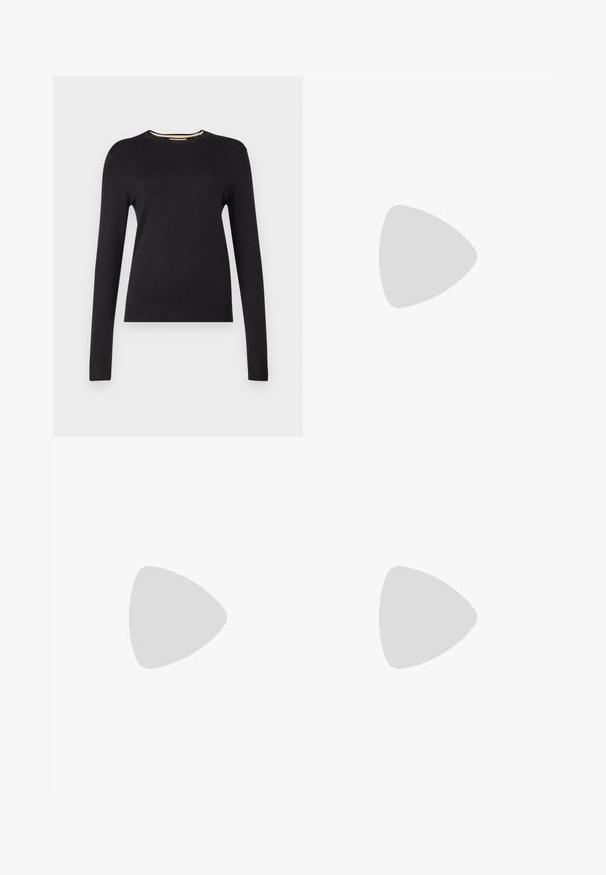 Czarny sweter z długim rękawem wykonany z gładkiego materiału dzianinowego. Posiada ryflowany dekolt i mankiety, ma dopasowany krój i brak widocznych wzorów.; Czarna plisowana spódnica z szerokim pasem, z jednolitymi pionowymi fałdami przez całą długość. Gładka faktura i płynny krój.; Czarna skórzana botka do połowy łydki z masywnym słupkiem i okrągłym noskiem, przedstawiona w profilu bocznym na białym tle.; Czarna skórzana torba tote o gładkiej fakturze, prostokątnym kształcie i dwóch długich uchwytach. Brak widocznych elementów metalowych i ozdób.