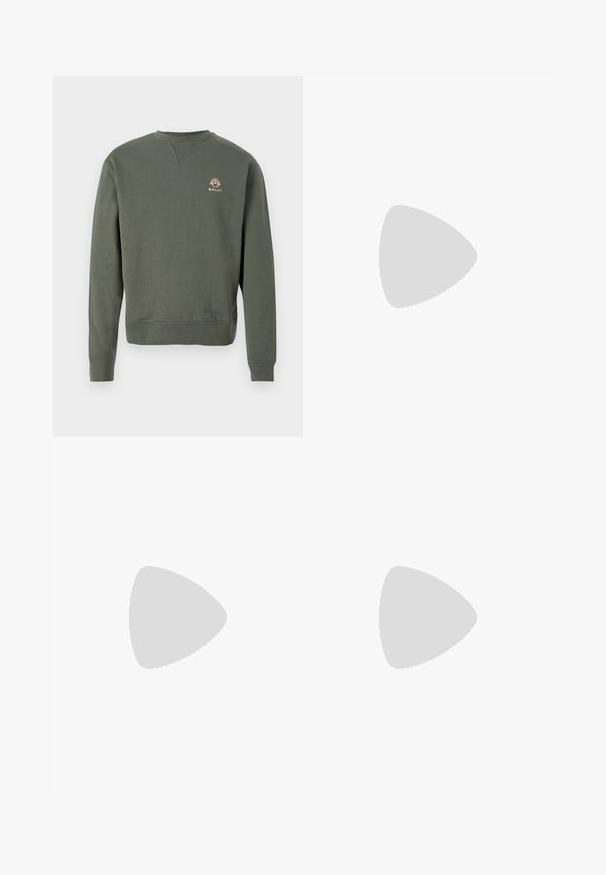 Sudadera a maniche lunghe color verde oliva con scollo rotondo e un piccolo logo Bally multicolore sul lato sinistro del petto.; T-shirt blu navy con pattern testurizzato, colletto rotondo e maniche corte. Dettaglio del logo discreto sul petto, realizzato in morbido cotone.; Pantaloni neri a vita alta con gamba larga, realizzati in tessuto liscio. Presentano pieghe frontali e passanti per cintura. Design minimalista, senza hardware visibile.; Sneaker in pelle nera con profilo basso, punta tondeggiante e chiusura stringata; presenta una suola in gomma testurizzata e dettaglio del logo sul tallone.