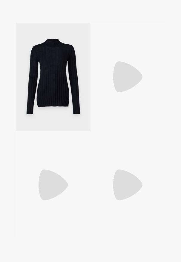 Pull à col roulé côtelé marine avec des manches longues, présentant une silhouette ajustée et un détail de tissu texturé.; Jean en denim bleu évasés avec une taille haute, un design à cinq poches et une fermeture à bouton en métal. Texture lisse, style décontracté et couture minimale.; Escarpins en cuir noir avec un bout pointu et un talon moyen block. La tige présente une texture lisse, et l'intérieur est doublé de marron.; Bracelet jonc en or avec une surface lisse et polie. Porté sur un poignet à la peau foncée, complétant un pull beige texturé.