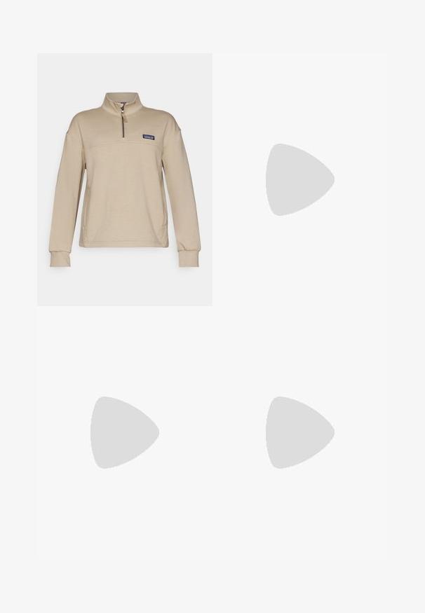 Pull en polaire beige avec un zip half, un col montant et des manches longues. Dispose d'un petit logo en patch sur la poitrine gauche. Texture douce.; T-shirt noir en coton à manches courtes avec un logo circulaire multicolore sur la poitrine. Ourlet droit et coupe décontractée.; Shorts de bain noirs en tissu léger, dotés d'une taille élastique, d'un cordon de serrage et de poches latérales pour plus de fonctionnalité.; Chaussures de trail running noires avec une tige texturée, des panneaux en maille et un système de fixation sécurisé. Présentent une semelle extérieure robuste pour une meilleure traction.