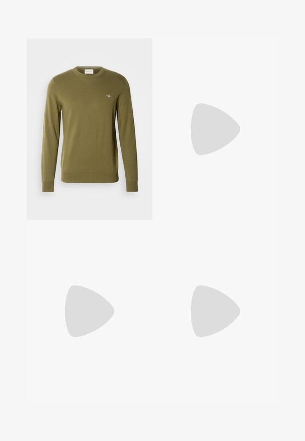 Olivgrüner Strickpullover mit Rundhalsausschnitt, langen Ärmeln und gerippten Bündchen und Saum. Mit einem kleinen gestickten Logo auf der Brust.; Beige Hosen aus glattem Stoff, mit gerade geschnittenem Bein, einem vorderen Knopfverschluss und subtilen Falten entlang der Vorderseite.; Schwarze Lederloafer mit runder Zehenform, ausgestattet mit einem gesteppten Design, niedrigem Plattformsohle und einer strukturierten, genoppten Gummisohle.; Ray-Ban Sonnenbrillen mit grünen Gläsern, schwarzen Kunststoffrahmen und goldenen Akzenten an den Rändern. Quadratische Form mit matter Oberfläche.