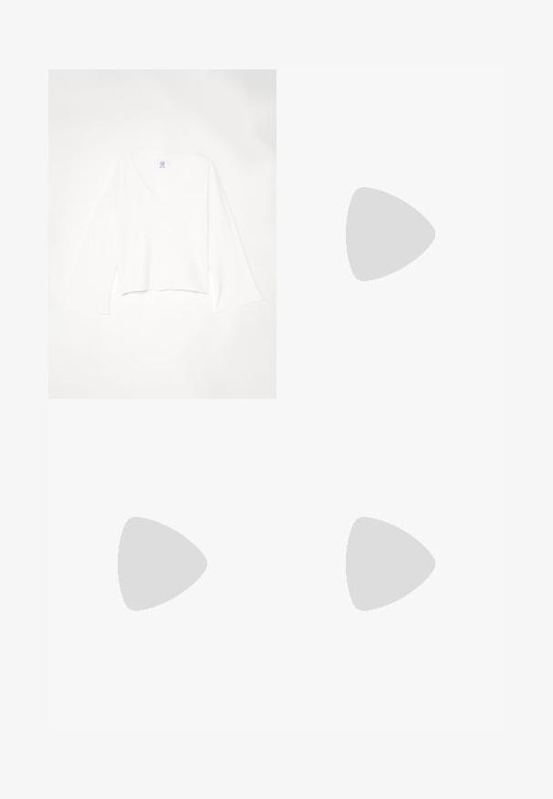 KNITID BELL SLEEVE - Maglione - white; Pantaloni cargo verde oliva, realizzati in tessuto leggero. Le caratteristiche includono una vita con cintura, pieghe frontali e tasche laterali con chiusure a patta.; Pantofole da balletto nere in pelle con punta arrotondata, texture liscia, dettagli di cucitura minimi e design con suola flessibile.; Borsa nera con forma strutturata, texture liscia e una chiusura metallica. Abbinata a pantaloni neri larghi e sandali open-toe su un pavimento in legno.