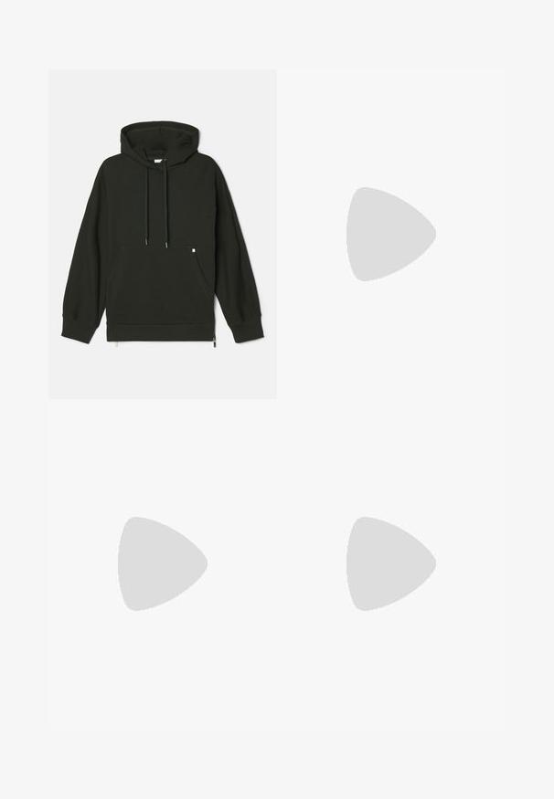 Džemper s kapuljačom u tamnozelenoj boji, s prednjim džepom, vezicama i detaljem na zip na rubu. Izrađen od meke, teksturirane tkanine.; Han Kjøbenhavn WIDE LEG - Hlače - light grey; Crne kožne mokasinke s dekorativnim gornjim dijelom od zelene i bijele tekstilne tkanine. Sadrži zlatnu lančanu akcentaciju i teksturiranu crnu potplat.; Crna podstavljena torba s širokim, mekanim remenom za rame i ručkom na vrhu. Ima patentni zatvarač i suptilan logo na prednjoj strani.