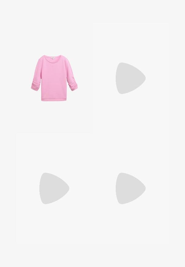 TOM TAILOR DENIM STRUCTURED - Mikina - soft summer pink; Světle modré džíny s rozšířenými nohavicemi a vysokým pasem, vybavené předními kapsami a jemným prošíváním podél nohavic.; Bílé tenisky vyrobené z hladkého syntetického materiálu, s kulatou špičkou, šněrovacím designem, plochou podrážkou a jemným perforovaným detailem.; Černá kabelka se strukturovaným tvarem, hladkým povrchem a kovovým uzávěrem. Kombinována s širokými černými kalhotami a sandály s otevřenou špičkou na dřevěné podlaze.