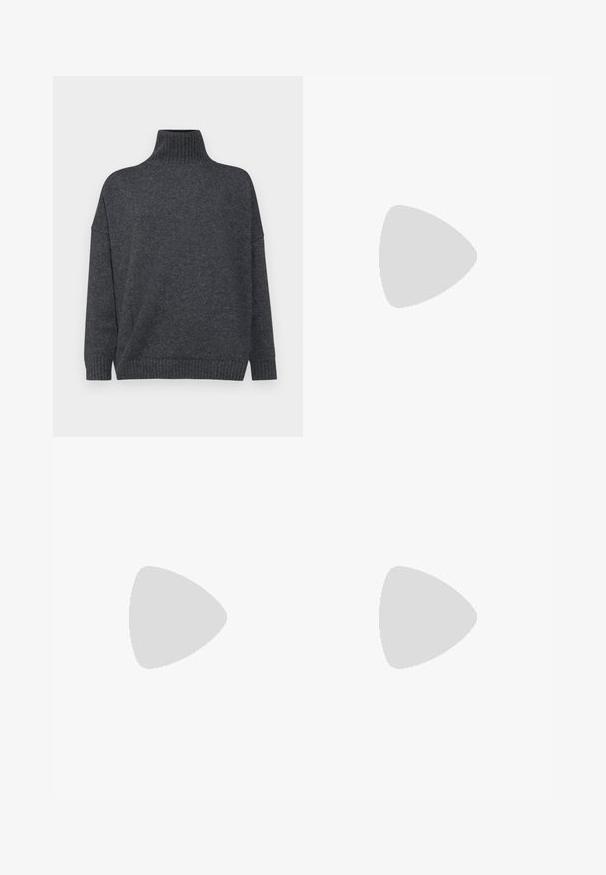 WEEKEND MaxMara BORGIA - Pulóver - grigio scuro; Fekete, szabott nadrág egyenes szárú kialakítással, övhurkokkal és oldalsó zsebekkel. Simább anyagból készült, tiszta kivitelben.; Fekete bőr bokacsizma hegyes orral és tömbsarkal, fényes ezüst nadrággal párosítva, amely sima textúrákat és kontrasztos színeket mutat be.; Fekete bőr vödör táska texturált felülettel, arany hardware részletekkel és nyitott tetejével. Rövid fogantyúval és állítható vállpánttal rendelkezik.