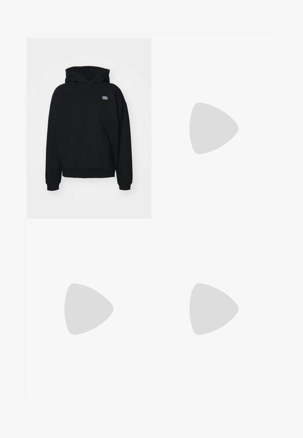 Obey Clothing SERVICES EXTRA HEAVY HOOD - Mikina - black; Čierne bavlnené tričko s krátkymi rukávmi a okrúhlym výstrihom, s malým obdĺžnikovým logom "NIKE AIR" v bielej farbe na ľavom prsníku.; Čierne tepláky s elastickým pásom, vo voľnom strihu, s manžetami na členkoch, hladkej textúry a bez viditeľných vzorov alebo kovových doplnkov.; Čierne športové topánky s textúrovanou tkaninou a gumovou podrážkou, so elastickými šnúrkami a modrým akcentom na päte. Nosia sa s svetlými riflami.