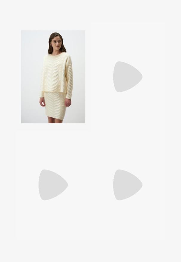 Cremefarbener gestrickter Pullover und Rock im Set mit erhabenen Blatt- und Tupfenmustern, langen Ärmeln und einer lässigen Passform. Weicher, strukturierter Stoff.; Weiße weit geschnittene Hose aus leichtem Stoff. Mit einem elastischen Bund und Kordelzug sowie Seitentaschen. Glatte Textur.; Braune Lackleder-Slingback-Schuhe mit spitzer Zehe und moderatem Absatz. Mit einem Schnallenriemen für einen sicheren Sitz. Glatte Textur.; Braune Leder-Tote mit glatter Textur, offenem Oberteil und zwei Schulterriemen. Verfügt über minimale Nähte und keine sichtbaren Beschläge.