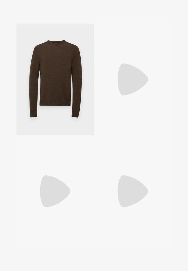 Filippa K SWEATER - Pulóver - driftwood; Világoskék farmernadrág, karcsú szabású, öt zsebes, egyenes lábbal. Cipzáros záródás és övhurkok jellemzik. Puha tapintású.; Fehér és fekete sportcipők sima bőrből készült felsőrésszel, texturált díszítésekkel és vastag fehér talppal. Klasszikus fűzős kivitel jellemzi.; Fekete téglalap alakú napszemüveg sötét lencsékkel, vastag műanyag keret, arany díszítések a szárakon, és a márka logója gravírozva a szára.