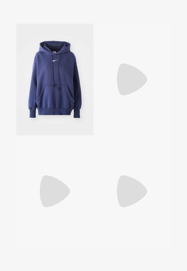 Marineblå hettegenser laget av myk bomullsblanding, med lommer foran, snor i hetten og hvitt Nike-logo på brystet.; Lysegrå collegebukser med snor i livet, smalnede ben og en liten hvit logo på venstre lår. Laget av et mykt, teksturert stoff.; Lys grå sportsko med overdel i mesh og syntetisk materiale, med snøring, polstret krave og strukturert såle for grep.; Sølv øreringer i form av ringer med en glatt, polert overflate og sømløst design, som har avrundede kanter og en sikker lås.