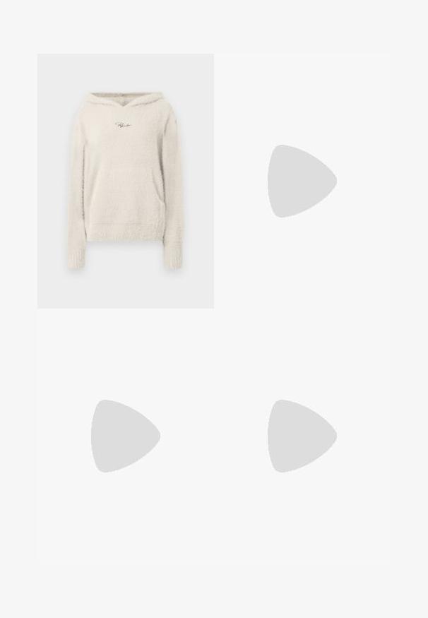 Crème-kleurige hoodie gemaakt van zachte, gestructureerde stof. Beschikt over een voorzak en een capuchon, met geborduurde branding op de borst.; Lichtgrijze wijde broek van een gestructureerde stof, met een knoopsluiting en twee plooien aan de voorkant voor extra detail.; Zilveren, strapless sandaal met een lage hak, voorzien van meerdere kruislings straps, een enkelbandje met een gesp en een gladde, glanzende textuur.; Zwarte handtas met gestructureerde vorm, gladde textuur en een metalen sluiting. Gecombineerd met brede zwarte broeken en sandalen met open teen op een houten vloer.