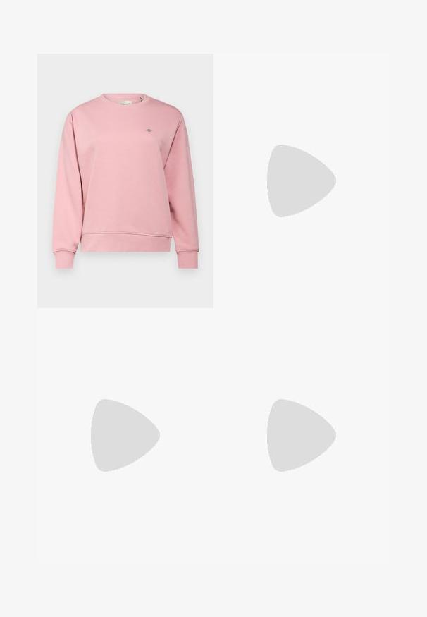 GANT SHIELD C NECK - Felpa - dusty pink; Pantaloni a gamba larga in tessuto crema chiaro, dotati di tasche laterali, frontale liscio e chiusura a un bottone in vita. Texture morbida.; Sandali con tacco a blocco beige, con sottili cinturini e punta quadrata. Materiale liscio con dettagli minimi, progettati per un facile utilizzo.; Borsa a tracolla in pelle nera con una texture morbida, forma triangolare e tracolla regolabile, abbinata a una camicia a righe blu chiaro e pantaloni bianchi.