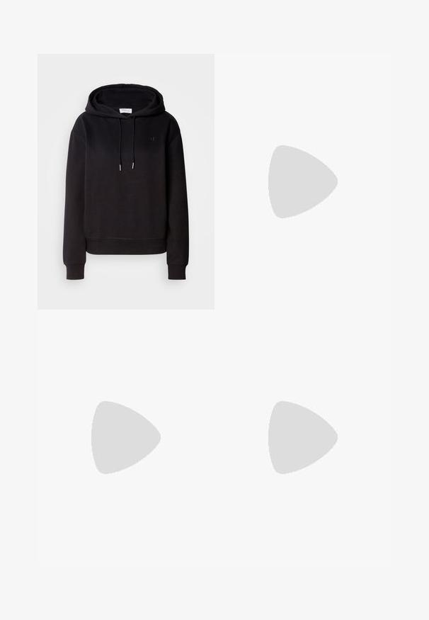 Črna kapuca s sproščenim krojem, z vrvicami in izvezenim logotipom na prsih. Mehak material ter rebrasti manšeti in rob.; Svetlo modri široki džins hlače iz denima, z visokim pasom, zbledelim pranjem in subtilnim tie-dye vzorcem spredaj.; Bele nizke superge z črnim hrbtnim delom, platformo, vezalkami in Calvin Klein "CK" logotipom na strani.; Srebrni obroči s teksturiranim dizajnom, ki vsebuje navpične rebraste vzorce. Krožna oblika z varnim zapiranjem na zaponko. Gladek zaključek.