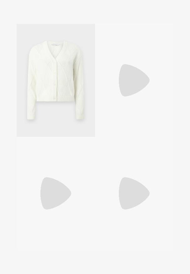 Cárdigan blanco de punto con escote en V, cierre de botones y patrón de rombos texturizado. Largo cropped con puños y dobladillo acanalados.; Jeans de tiro alto en denim de color azul claro, con un corte amplio, ligero desgaste y un ajuste holgado con piernas rectas.; Botín de cuero negro hasta el tobillo con punta afilada y un diseño elegante. Presenta un tacón bajo y un cierre con cremallera en la parte trasera. Textura suave.; Bolso tote de cuero negro con acabado texturizado, que presenta asas duales y un acento de logo cuadrado. Un patrón de monograma cubre el exterior.