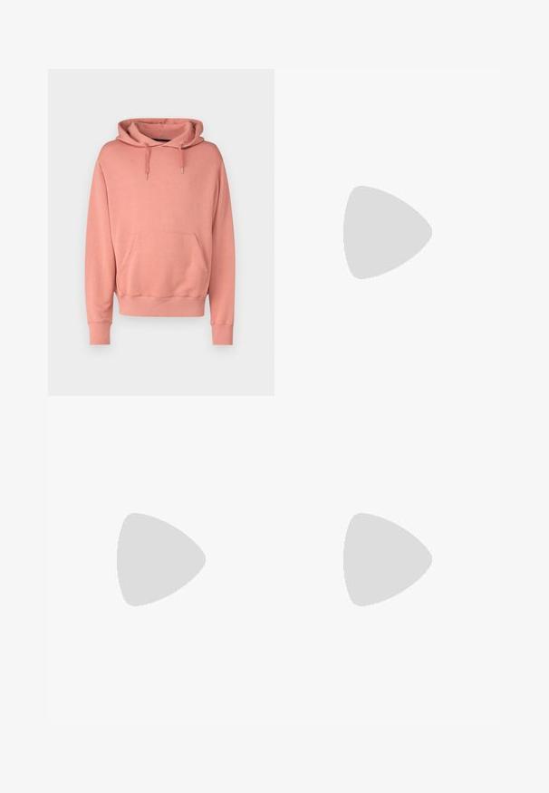 Rózsaszín kapucnis pulóver, elülső zsebbel és bordás mandzsettákkal. Puha anyag, texturált felülettel, húzózsinórokkal és laza szabással.; Michael Kors PLEATED WIDE LEG - Nadrágok - black; Fekete nubuk sportcipő fehér gumitalppal, tónusos varrással és fűzős kialakítással. Simák a textúrája, modern, letisztult formával rendelkezik.; Fekete Michael Kors sporttáska dupla fogantyúkkal, elülső cipzáras zsebvel, amelyen a megismételt MK logó minta és a Michael Kors márkázás található.