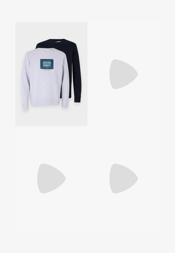 Divi crewneck džemperi, viens pelēkā krāsā ar drukātu logo un otrs vienkrāsains tumši zils. Abiem ir ribota apdare piedurkņu un kakla daļā, izgatavoti no mīksta auduma.; Balts kokvilnas T-krekls ar īsām piedurknēm, apaļu kakla izgriezumu un brīvu piegriezumu. Gluda tekstūra un nav redzamu rakstu vai akcentu.; Gaiši zila denima krāsu kargo bikses ar brīvā piegriezuma, ar vairākiem kabatām, poga aizdari un izsistām apakšmalām. Tekstūra audums, ikdienišķs stils.; Pelēki un balti sporta apavi ar zamšādas un ādas virsu, noapaļota purngala, plakaniem šņorēm un gumijas zoli ar gumijas akcentu.