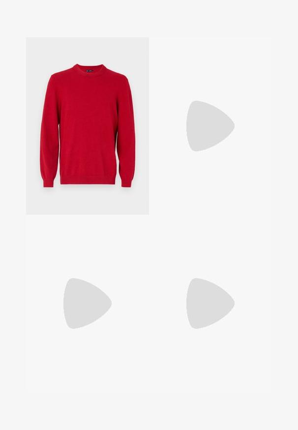 Rode trui van zachte gebreide stof, met een ronde hals, lange mouwen en ribgebreide boorden en zoom. Eenvoudig ontwerp zonder extra patronen.; Witte oversized t-shirt met korte mouwen, ronde hals en zachte katoenen stof. Heeft een zwart label bij de hals. Geen patronen of accenten.; Lichtblauwe denimshorts met beschadigde details, rafelige zoom, vijf zakken, metalen knoopsluiting en riemlussen. Casual, losse pasvorm.; Witte leren sneakers met perforaties, ronde neus, vlakke zool en dikke veters, met een zichtbare swoosh-logo en "AIR" op de hiel.; Tortoiseshell zonnebrillen met groene glazen, met een octagonaal formaat en slanke, gebogen armen. Materiaal heeft een glanzende afwerking.