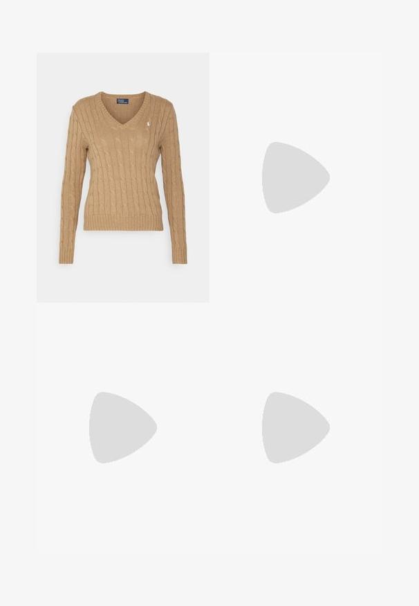 Polo Ralph Lauren CABLE KNIT COTTON V NECK SWEATER - Pulover - camel; Široke jeans hlače v off-white denim tkanini. Visok pas z gumbnim zapiranjem, dvema sprednjima žepoma in detajli kontrastnega šivanja.; Bež sueded visok petni čevlji s koničastim nosom in debelim blok peto. Material ima mehak teksturo z gladko obdelavo.; Rjava teksturirana usnjena torba čez ramo z zlatim verižnim trakom in zapiranjem na pokrov. Spredaj je vidna podrobnost logotipa in žep pod pokrovom.