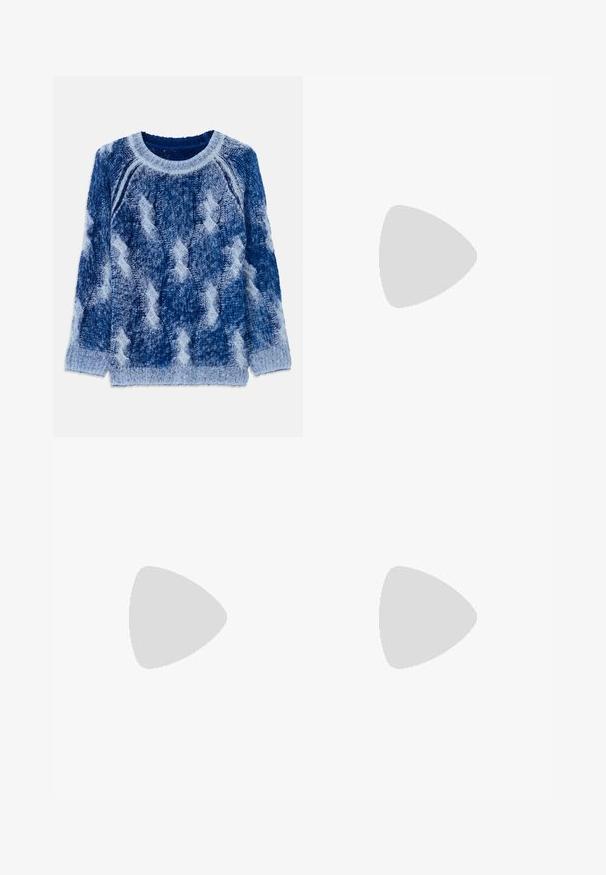 Sweter z dzianiny w różnych odcieniach niebieskiego z uniesionym wzorem diamentów, okrągłym dekoltem i długimi rękawami, wykonany z miękkiego materiału przędzy.; Granatowe spodnie z szerokimi nogawkami wykonane z bawełny, z licznymi kieszeniami. Ozdobione kolorowymi haftowanymi napisami i grafikami, w tym sercami i zabawnymi hasłami.; Brązowe zamszowe mokasyny z okrągłym noskiem, z wyprofilowaną podeszwą platformową i dekoracyjnym paskiem na górze.; Brązowa skórzana torebka na ramię z klapką, złotymi detalami, paskiem na ramię i gładką teksturą. Kompaktowy prostokątny kształt.