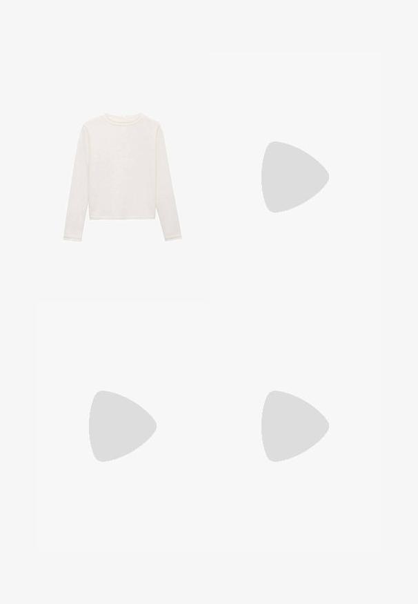 Maglia a maniche lunghe, cropped, in morbido tessuto bianco. Presenta un scollatura arrotondata e una leggera trama, con orli e maniche ben cuciti.; Pantaloni neri a gamba dritta, con tasche frontali e spacchi laterali all'orlo. Realizzati in tessuto morbido e liscio. Adatti a diverse occasioni.; Sandali con tacco in vernice nera, con punta squadrata, cinturini alla caviglia e fibbie in argento. Presentano un tacco a blocco spesso per maggiore stabilità.; Borsa tote in pelle nera con texture liscia, forma rettangolare e due manici lunghi. Nessun hardware o decorazione visibile.
