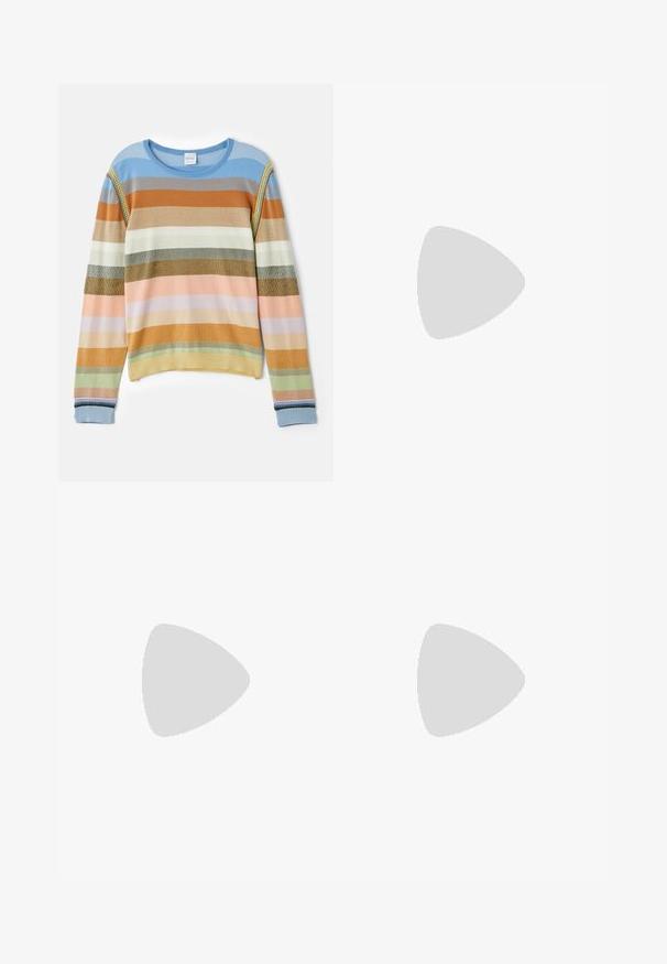 Pasujoče pleteno pulover s črtami v modri, oranžni, zeleni in pastelnih odtenkih. Ima rebrasto teksturo, okrogel ovratnik in dekorativne dodatke na rokavih.; Rjava nubukova krila, ki vsebujejo klasično A-linijo, dve sprednji žepi z zaobljenimi poklopci in subtilne šivane detajle.; Črne usnjene Mary Jane balerinke z zaobljenim noskom, opremljene z zlatimi krožnimi mošnjo in nastavljivim trakom z zaponko.; Zlati verižica z ogrlico ima obesek v obliki srca iz rožnatega kamna z geometrijskim dizajnom in majhnimi prozornimi detajli.