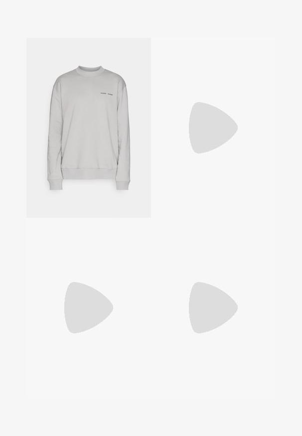 Samsøe Samsøe NORSBRO CREW NECK - Sportska majica - ultimate gray; Tamno plavi pamučni T-shirt s okruglim izrezom i kratkim rukavima. Ima jednostavan dizajn bez uzoraka ili ukrasa.; Crne traperice od denima s ravnim nogavicama, visokim strukom i klasičnim pet džepovima. Imaju čistu završnicu i izdržljivo šivanje.; Crne visoke tenisice s bijelim potplatom i vezicama, u kombinaciji s širokim plavim trapericama, naslonjene na sivi ogradu.