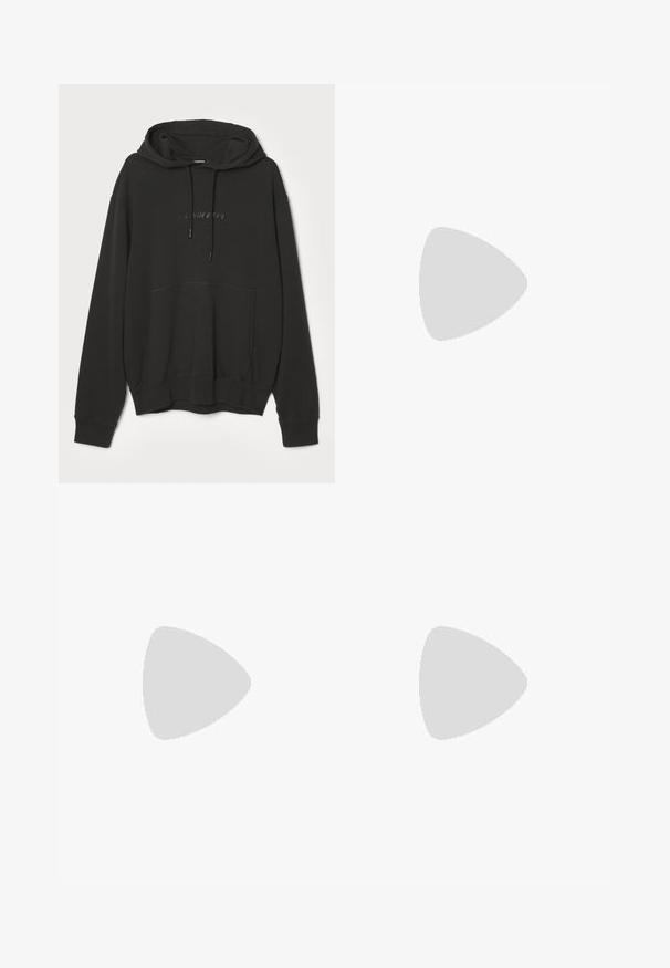 J.LINDEBERG CALLAN LOGO HOODIE - Športni pulover - washed black; Črne hlače visoke pasu s širokimi nogavicami, narejene iz gladkega blaga. Imajo sprednje gube in zanko za pas. Minimalističen dizajn, brez vidnih dodatkov.; Črne nubuk teniske z belimi gumijastimi podplati, ki imajo zaobljen nos in vezalke, oblečene z sivimi krojenimi hlačami.; Črna usnjena torba čez ramo z zadrgo, detajlom logotipa in nastavljivim trakom s znamko. Nosi se ob teksturirani mornarsko modri pulover.