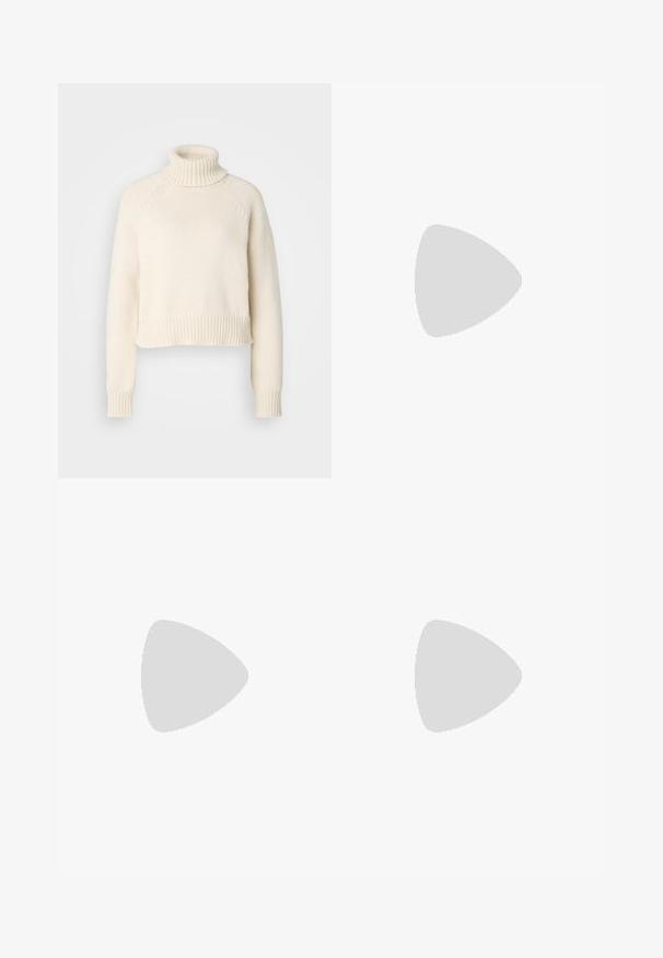 Sweter w kolorze kremowym z wysokim kołnierzem, skrócony fason, ribbowe wykończenie przy kołnierzu i dolnej krawędzi, teksturowana dzianina, długie rękawy z dopasowanymi mankietami.; Czarne dżinsy z wysokim stanem i szerokimi nogawkami, pięciokieszeniowy design oraz widoczne szwy. Materiał ma gładkie, lekko teksturowane wykończenie.; Czarne lakierowane półbuty na obcasie z wydłużonym noskiem i geometrycznym słupkiem. Charakteryzują się eleganckim, minimalistycznym designem oraz gładką fakturą.; Czarna skórzana torba hobo o gładkiej fakturze, zaokrąglonym kształcie i pojedynczym, regulowanym pasku; posiada szerokie otwarcie na górze.