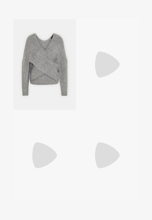 Suéter cinza envolvente com um decote em V profundo, mangas longas e textura canelada. Feito de um material de malha suave com um design assimétrico em camadas.; Três camisetas de manga longa empilhadas: preta, cinza e branca. Cada uma tem um decote redondo e um design cropped, feitas de um tecido leve e suave.; Calças pretas amplas feitas de tecido elástico, com uma cintura alta e punhos largos com fendas laterais para maior liberdade de movimento.; Tênis de camurça cinza com atacadores brancos, riscas pretas e uma sola de borracha branca. Apresenta um logótipo circular na língua e uma sola de borracha.