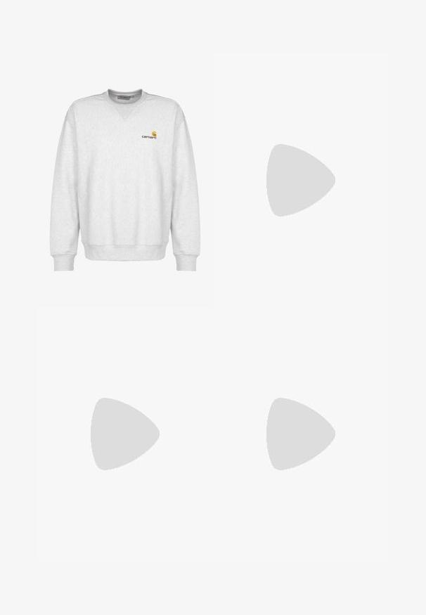 Grijze fleece sweatshirt met ronde hals, ribgebreide manchetten en onderkant, met een klein bruin Carhartt-logo op de linkerborst.; Witte katoenen t-shirt met korte mouwen en ronde hals, voorzien van een klein gouden logo op de linkerkant van de borst. Zachte textuur en een normale pasvorm.; Donkerblauwe denim jeans met een hoge taille, rechte pijpen, contrasterende stiksels en opgestikte zakken aan de voorkant.; Zwarte suède sneakers met witte rubberen zolen en zijstrepen, gecombineerd met lichtgroene cargobroeken, staande op een gestructureerd donker oppervlak.