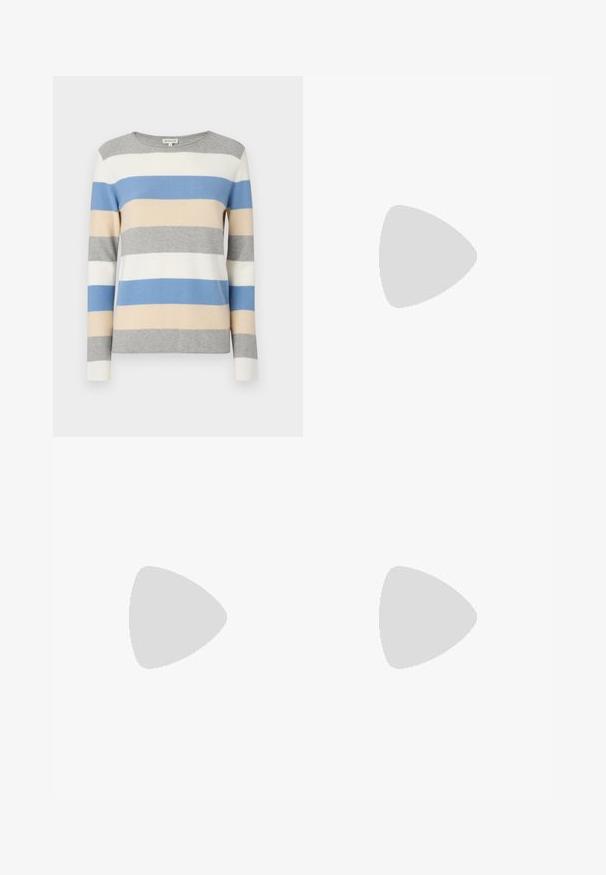 Gestreifter Pullover in Grau, Weiß, Blau und Beige. Weiches Strickmaterial, lange Ärmel und runder Ausschnitt. Horizontale Streifen in unterschiedlichen Breiten.; Schwarze weite Hosen aus strukturiertem Stoff, mit elastischem Bund und einem abnehmbaren Bindegürtel in der Taille für eine verstellbare Passform.; Schwarze Lederpumps mit spitzem Zehenbereich und niedrigem Blockabsatz. Mit einem Knöchelriemen und einer goldfarbenen Schnalle. Glatte Textur.; Schwarze Handtasche mit strukturierter Form, glatter Textur und einem metallischen Verschluss. Kombiniert mit weiten schwarzen Hosen und offenen Sandalen auf einem Holzboden.