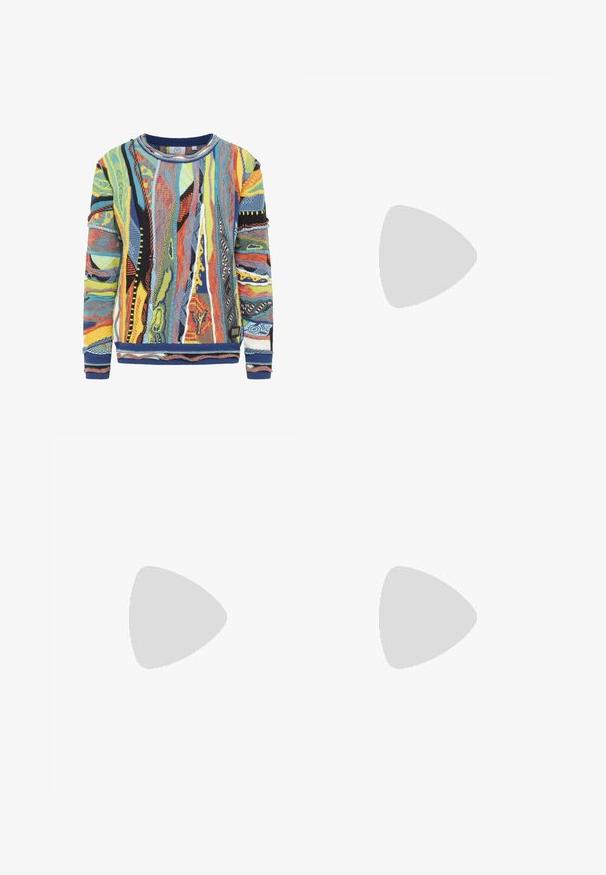 Pulover tricotat multicolor cu modele abstracte în albastru, galben, roșu și negru. Guler și manșete cu nervuri, țesătură texturată.; Tricou din bumbac alb cu mâneci scurte, având un logo negru și auriu "REPLAY GRAND HOTEL" pe partea stângă a pieptului. Design simplu, croială obișnuită.; Blugi din denim de culoare bleu deschis, cu croială dreaptă, buzunare, nituri de cupru și închidere cu buton. Prezintă un design decolorat și o margine netedă.; Adidași albi din piele cu dantele gri, vârf rotunjit și talpă din cauciuc texturat. Logo-ul "REPLAY" pe lateral și la spate.