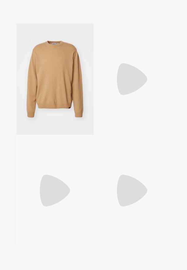 Beige strikkegenser med rund hals, lange ermer og ribbestrikkede mansjetter og kant. Myk tekstur med etikettdetalj på bunnen.; Brune rutete bukser med elastisk linning og snor. Mønsteret har blå og mørkebrune ruter, lett materiale, vid benedesign.; Svart skinn loafers med en kvastdetalj, med en tjock svart sula och gul sömnad längs kanten. Texturerad yta.; Hvit skjellkjede bestående av uregelmessige former, båret over en tettsittende hvit tanktop. Glatt tekstur med subtil glans, tettsittende design.