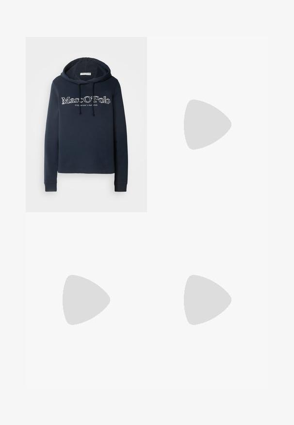 Marc O'Polo LONG SLEEVE HOODED LOGO PRINT - Camisola - deep blue sea; Jeans de ganga preta com um corte slim, apresentando um fecho frontal por botão, passantes para cinto e design clássico de cinco bolsos. Textura suave.; Sapatilha atlética em azul marinho, com um cabedal em malha e camurça, detalhes em bege, entressola branca e sola de borracha texturizada com um padrão de ranhura.; Bolsa preta com superfície texturizada, alças superiores duplas e alça de ombro ajustável. Apresenta ferragens em tom dourado e bolsos laterais.