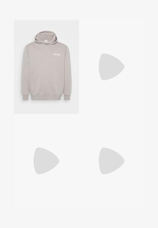 Sweat à capuche gris clair en tissu doux en mélange de coton. Il présente une poche avant, des poignets côtelés et un petit logo sur la poitrine. Design simple.; Jean en denim noir avec une coupe droite, présentant un design à cinq poches et une fermeture à glissière. Dégradé subtil et détails de couture sur les poches.; Baskets Lacoste en gris foncé, en matériau mesh et synthétique, avec une semelle texturée et des accents marron sur le col et le branding.; Lunettes de soleil en plastique transparent avec des verres marron rectangulaires, dotées de branches fines et transparentes ainsi que d'accents en métal sur les tempes.