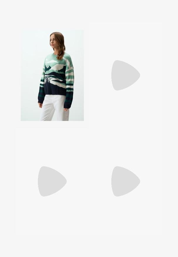 Pull en tricot mettant en avant un paysage de montagne en vert, bleu marine et blanc. Le design inclut des rayures texturées et une coupe décontractée.; Pantalons larges marron avec une texture lisse, dotés d'une ceinture noire à la taille et de poches latérales. Design ajusté et coupe décontractée.; Sandale en cuir marron avec des brides entrecroisées, une fermeture à boucle à la cheville et une semelle plate avec des détails de couture minimaux.; Sac fourre-tout en daim marron avec une texture douce, grande ouverture et longues sangles. Présente un design simple avec des coutures visibles et sans matériel.