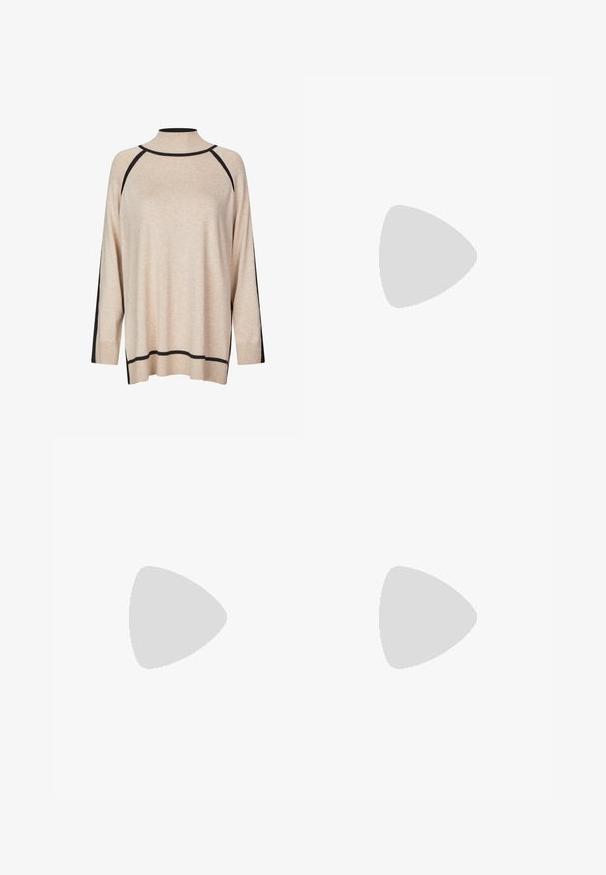 Beżowy sweter z wysokim kołnierzem, czarnymi przeszyciami na ramionach i bokach oraz ściągaczami na rękawach. Miękka tekstura i luźny krój.; Czarne, wysokie dżinsy z guzikem i zamkiem błyskawicznym, z przednimi kieszeniami i rozszerzanymi nogawkami, leżące płasko na białym tle.; Czarne lakierowane sandały na obcasie z kwadratowym noskiem, z paskami wokół kostki i srebrnymi klamrami. Posiadają masywny słupek dla stabilności.; Czarna skórzana torba tote o gładkiej fakturze, prostokątnym kształcie i dwóch długich uchwytach. Brak widocznych elementów metalowych i ozdób.