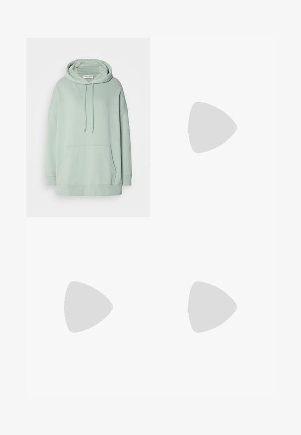 Sweatshirt à capuche vert menthe avec une coupe décontractée, poche kangourou à l'avant et cordons de serrage.Fabriqué en tissu doux.; Pantalons larges noirs à taille haute, avec des détails de boutons à la taille et des plis sur le devant.; Escarpin noir en cuir avec un bout pointu, un dos ouvert et des brides à la cheville nouées en nœud. Talon fin de 3 pouces. Texture lisse, design minimaliste.; Sac bandoulière en cuir noir avec une texture lisse, de forme rectangulaire et un détail en chaîne métallique à l'avant. Sangle réglable incluse.