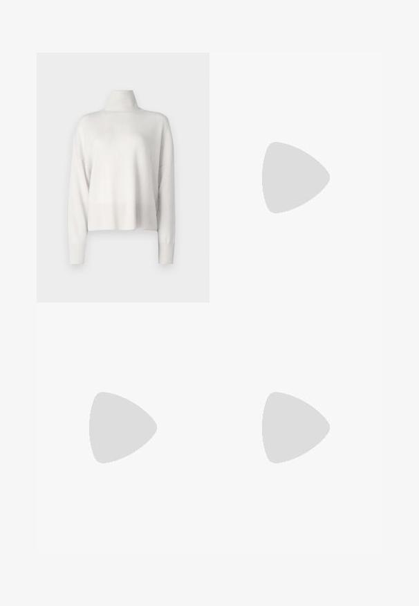 Suéter de punto blanco con cuello alto, de corte relajado, mangas largas y puños y dobladillo acanalados. Textura suave, material ligero.; Jeans de mezclilla azul claros con cintura alta, corte de pierna ancha, dos bolsillos laterales y un diseño plisado. Textura suave con un acabado deslavado.; Tacones negros de piel sintética tipo slingback con punta afilada, que cuentan con un tacón delgado y un detalle en tono dorado en la correa ajustable. Textura suave.; Bolso de hombro de cuero negro con una textura suave, forma triangular y correa ajustable, combinado con una camisa de rayas azul claro y pantalones blancos.