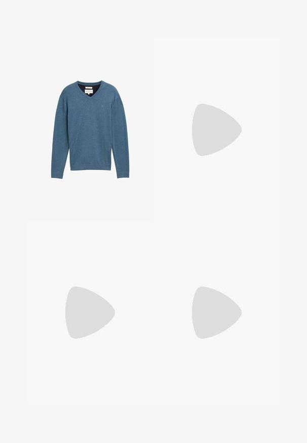 Blauer Baumwoll-V-Ausschnitt-Pullover mit langen Ärmeln und gerippten Bündchen. Mit einem kleinen Logo auf der Brust und einem weichen, strukturierten Stoff.; Weiße Baumwoll-T-Shirt mit kurzen Ärmeln, rundem Ausschnitt, lockerer Passform und ohne sichtbare Logos oder Muster. Glatte Textur und minimalistisches Design.; Hoch taillierte, locker sitzende Jeans aus verwaschenem schwarzem Denim. Verfügt über fünf Taschen, Gürtelschlaufen und ein sauberes, gerades Bein-Design.; Weiße Sneakers mit hellblauen Akzenten, Obermaterial aus Leder, perforierte Zehenpartie, dicke Schnürsenkel und gerippte weiße Socken vor einem blauen Hintergrund.