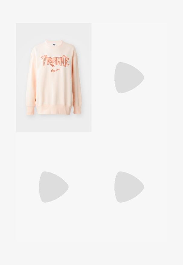 Jasno brzoskwiniowa bluzka z miękkiego materiału z wyraźnym pomarańczowym haftem z napisem "FRANCJA" oraz małym logo Nike na dole.; Bershka WIDE czarny; Bershka - Sandały na obcasie; Czarna torebka z lakierowanej skóry o zaokrąglonym kształcie, z jednym paskiem na ramię, przednimi kieszeniami i akcentami w kolorze srebrnym.