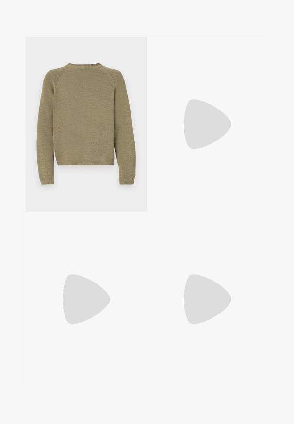 Pull olive en maille texturée, avec des manches raglan et un col rond. L'ourlet et les poignets sont côtelés.; Jeans en denim bleu clair à large jambe, avec une taille mi-haute, cinq poches et une fermeture à bouton avec un accent métallique fin.; Baskets en cuir blanc avec perforations, à bout rond, semelle plate et lacets épais, arborant un logo swoosh visible et "AIR" sur le talon.; Sac de voyage en cuir noir avec doubles poignées et bandoulière réglable. Présente des fournitures en métal argenté et un logo en relief subtil sur le devant.