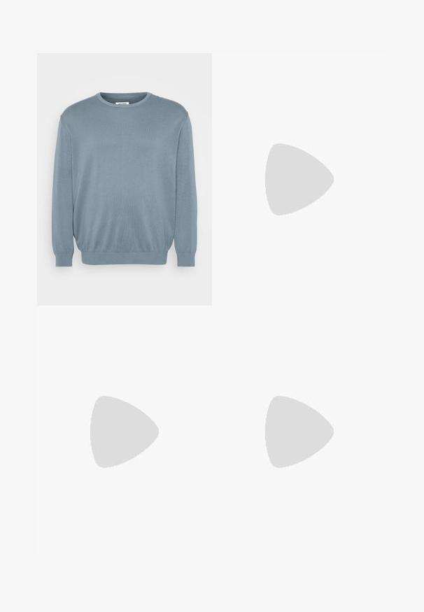 Jasnoniebieski sweter wykonany z dzianiny, z okrągłym dekoltem oraz ściągaczami na rękawach i u dołu. Prosty design z miękką fakturą.; Biała bawełniana koszulka z okrągłym dekoltem, krótkimi rękawami i luźnym krojem. Posiada prosty design bez wzorów czy akcentów.; Beżowe spodnie o prostym kroju, z pojedynczym czarnym guzikiem, szlufkami na pasek oraz bocznymi kieszeniami. Gładka faktura materiału i minimalistyczny design.; Czarne skórzane buty sznurowane z grubą, ząbkowaną czarną gumową podeszwą i żółtym przeszyciem wzdłuż krawędzi, charakteryzujące się gładkim wykończeniem.