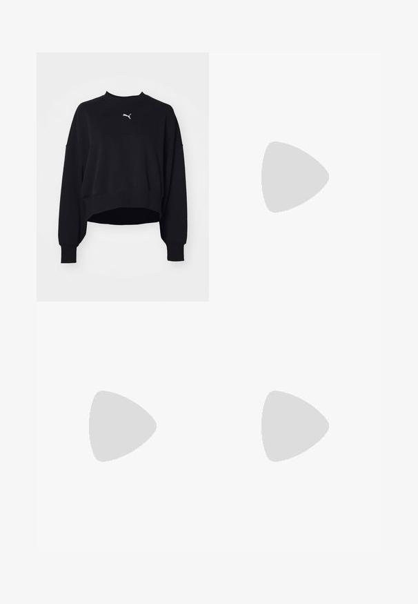 Zwarte cropped sweatshirt van zacht materiaal. Beschikt over lange mouwen, een ronde halslijn en een klein wit Puma-logo op de borst.; Lichtblauwe flared jeans van denim, met een hoge taille, vijf zakken en een enkele knoopsluiting. Zachte textuur met een vervaagde afwerking.; Zwarte en grijze sport schoenen hebben een mesh bovenkant, dikke zolen en veters. Ze hebben een ronde neus en zichtbare dempingsdetails.; Zwarte leren handtas met een gladde textuur, rechthoekige vorm en twee lange handvaten. Geen zichtbare hardware of versieringen.
