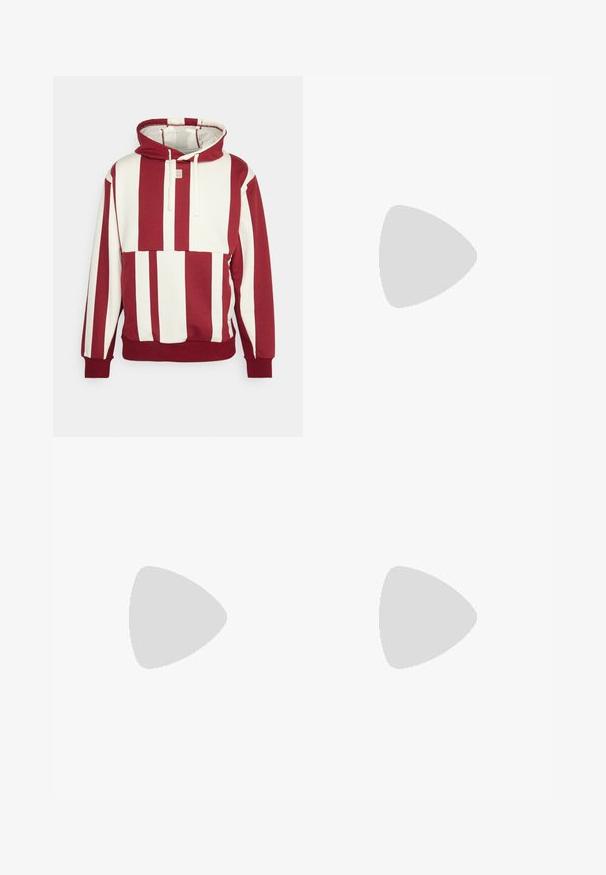 Nike Performance Hoodie - team red/coconut milk; Hvit bomulls t-skjorte med korte ermer, rund hals og avslappet passform. Glatt tekstur og uten synlige mønstre eller detaljer.; Grå denim jeans med rett ben, fem-lomme-design og bronsebeslag for lukking og detaljer. Slitt tekstur synlig.; Grå treningssko med overdel i nett og semsket skinn, hvite detaljer, en polstret såle, og et særpreget design med reflekterende elementer.