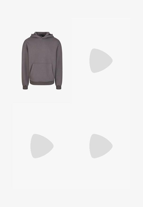 Šedá bavlněná mikina s kapucí a přední kapsou, s žebrovanými manžetami. Hladká textura a volný střih. Minimalistický design bez ozdob.; Bílá krátkosrstá tričko s krátkým rukávem vyrobené z bavlny, se zaobleným výstřihem a volným střihem. Hladká textura, bez viditelných vzorů nebo akcentů.; Černé kalhoty s plisovaným předním designem, vyrobené z hladké tkaniny. Obsahují zapínání na knoflík a poutka na opasek; rovný střih.; Černé kožené kotníkové boty s šněrováním vpředu, žlutým prošíváním, zaoblenou špičkou a silnou, textured gumovou podrážkou.; Sluneční brýle s kovovým rámem a oválnými zelenými skly. Tenký stříbrný kovový rám a černé chrániče uší. Minimalistický design, žádné viditelné logo.