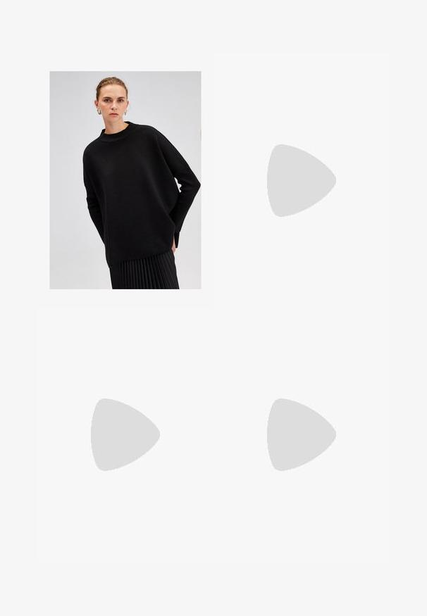 Svart oversized tröja i strukturerad stickad tyg, med hög krage och långa, lösa ärmar, i kombination med en plisserad svart kjol.; Svart minikjol med rak skärning och en lätt sidoklyvning. Tillverkad av slätt tyg, med en ren fåll och minimalistisk design.; Svart lackläder ankelboot med vit sömnad, rund tå och blockklack. Har böjda designlinjer och en slät textur.; Svart, mjukt läderhandtag med en unik vriden design. Har ett kort handtag och ett avtagbart axelband. Minimalistisk stil.