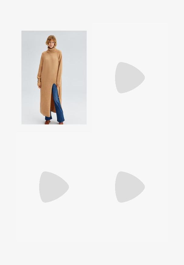 Robe pull longue en tricot beige avec un col haut, fente sur le côté et poignets côtelés, portée sur un jean évasé bleu. Texture lisse et coupe décontractée.; Jeans en denim bleu clair avec une coupe droite, un design à cinq poches et un bouton pression. Présentent une légère décoloration et des coutures orange en accent.; Bottines en suede beige avec une texture douce, des détails cousus et une semelle en caoutchouc, dotées d'un talon en boucle pour un enfilage facile.; Sac fourre-tout en suede marron avec deux longues poignées, présentant une texture lisse, un design simple, et sans matériel ni accents visibles.